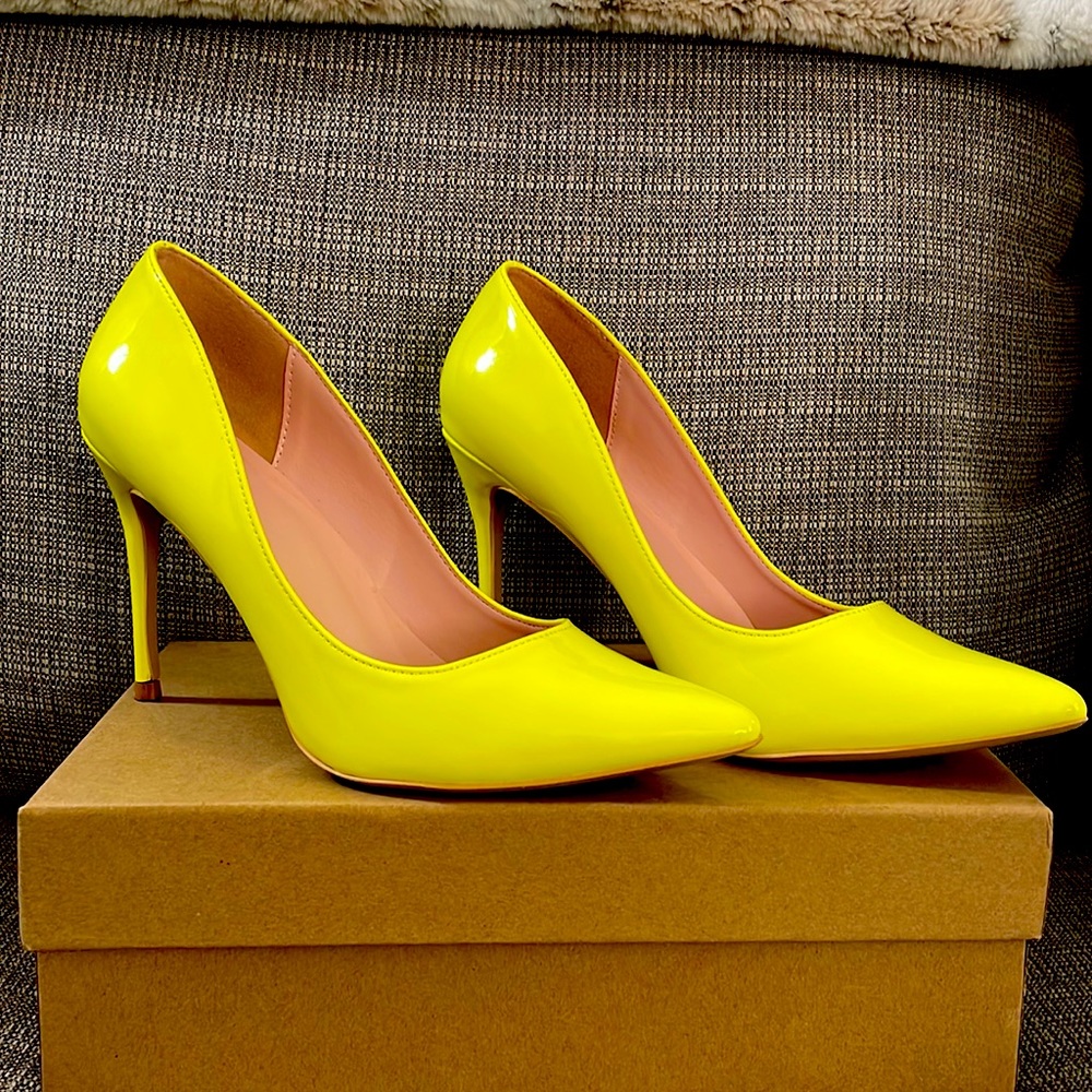 Chartreuse Pump neon with box great condition
